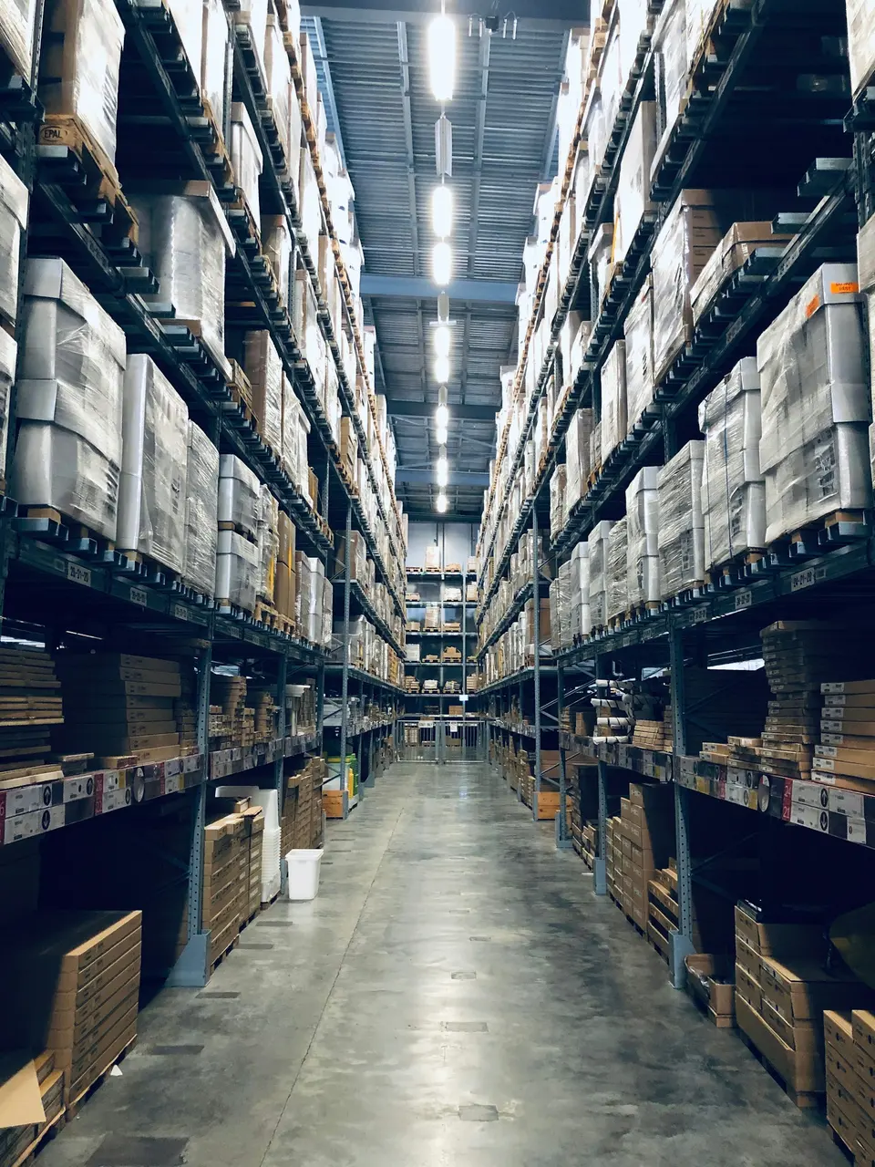 Interior de almacén logístico