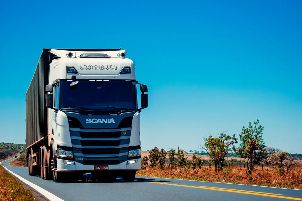 Camiones en autopista — transporte terrestre